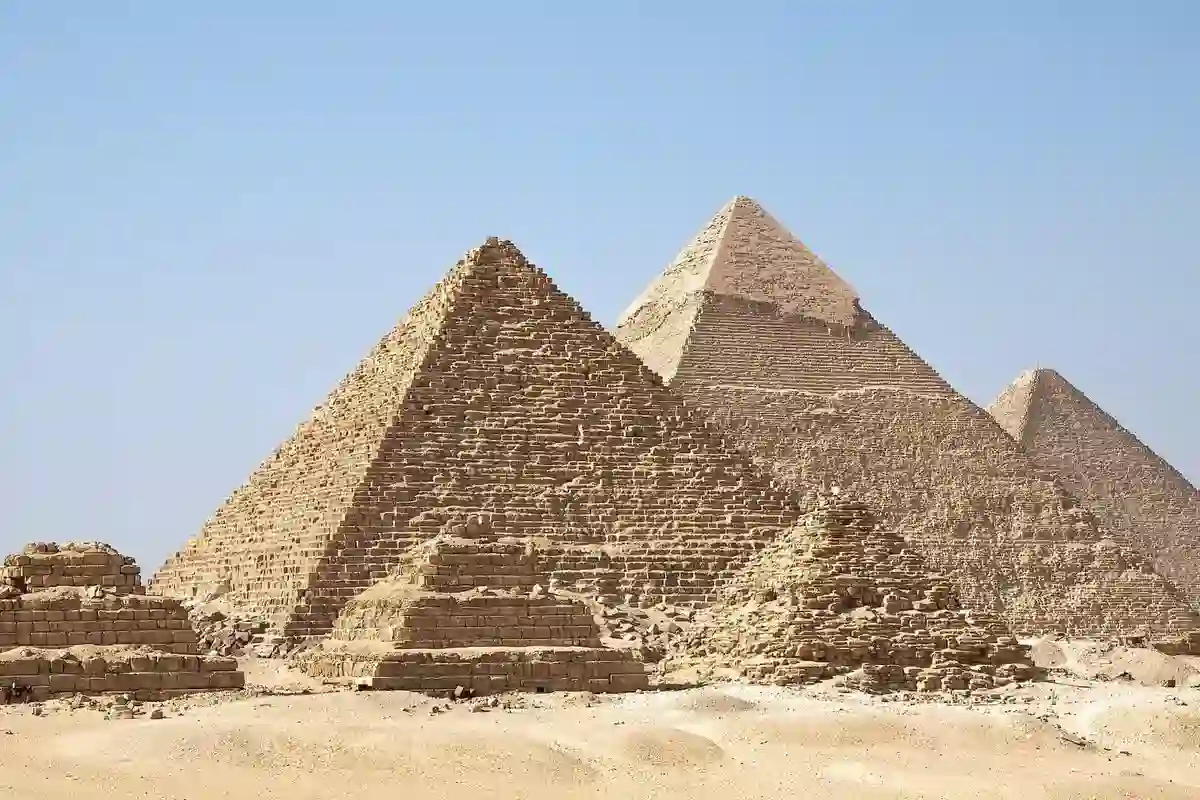 giza-pyramigs-tour